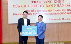 Được tỉnh Tuyên Quang vinh danh, trung vệ Nguyễn Thành Chung làm ngay điều ý nghĩa