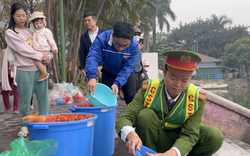 Dùng xe chuyên dụng chở “chuyên cơ” của ông Công, ông Táo ra sông Hồng