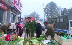 Công an Sơn La "gõ từng nhà" tuyên truyền xử lý vi phạm lấn chiếm vỉa hè, lòng đường dịp Tết