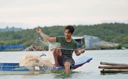 Vùng núi Kom Tum này, dân miền Tây đến đây đánh cá, làm du lịch ở đâu mà người ta đang lên xem?