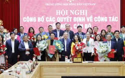 Chủ tịch Trung ương Hội Nông dân Việt Nam Lương Quốc Đoàn trao Quyết định nghỉ hưu cho 24 cán bộ, công chức, viên chức