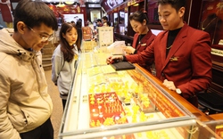 Giá vàng bất ngờ giảm trước ngày vía Thần Tài, người dân xếp hàng bán "chốt lời"