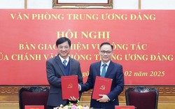 Ông Nguyễn Duy Ngọc bàn giao nhiệm vụ Chánh Văn phòng Trung ương Đảng cho ông Lê Hoài Trung