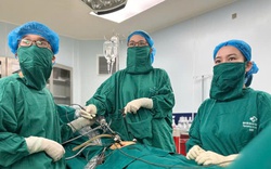 Cô gái 20 tuổi có bụng to bất thường vì 2 khối u chứa "xương, tóc, da"