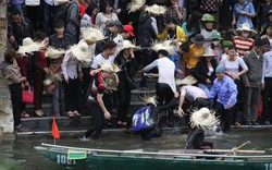 Tranh giành, chen nhau ở Tràng An-Bái Đính, 4 du khách rơi xuống suối