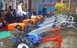 Trao tặng 10 máy cày cho nông dân vùng lũ Quảng Nam