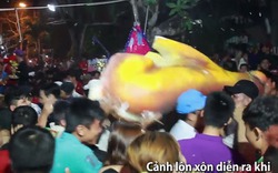 Clip: Người dân phá rào, tranh lộc trong lễ hội ở miền Tây