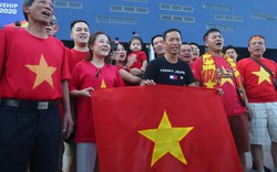 Ảnh: CĐV tiếp lửa các cầu thủ U23 Việt Nam tại Buriram Thái Lan