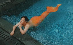 Trung Quân Idol tung bộ ảnh "chàng tiên cá" bán khỏa thân, uốn éo dưới bể bơi