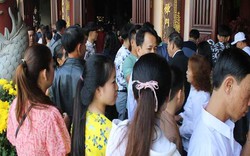 ẢNH: Chùa Linh Ứng đông nghẹt người Mồng 1 Tết