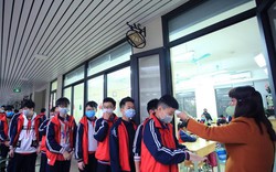 Học sinh Hà Nội được đo nhiệt độ, sát khuẩn trước khi vào lớp