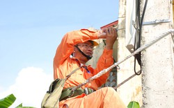 Nỗi khổ thợ điện mùa cao điểm
