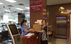 Cán bộ Agribank trả lại ví tiền khách hàng đánh rơi