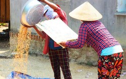 Cách lọc bụi và lúa lép “tự chế” của nông dân vùng không điện