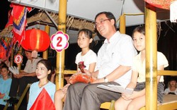 Chủ tịch UBND tỉnh Quảng Trị chơi bài chòi cùng khách Tây