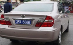 Xe ô tô chở lãnh đạo tỉnh đeo 2 biển số xanh?