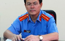 Ông Nguyễn Hữu Linh đến tòa nhận quyết định vụ “nựng” bé gái