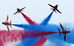 Không quân Hoàng gia Anh trình diễn nhào lộn đẹp mắt trong ngày lễ kỷ niệm