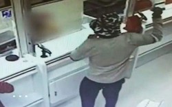 Cướp gần 8.000 USD từ ngân hàng bằng vật không ai ngờ
