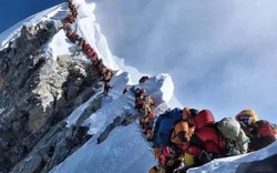 Bỏ mạng vì không thể thoát nổi dòng người chật cứng trên đỉnh Everest