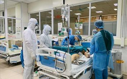 ẢNH: Những phút giây giành giật sự sống và bình lặng nơi tuyến đầu chống dịch Covid-19