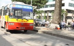 Hà Nội: Nam thanh niên lao đầu vào xe buýt