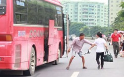 Khốn khổ vì lỡ ra &#34;bến cóc&#34; bắt xe về quê nghỉ lễ