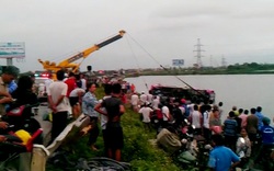 Hà Nội: Xe khách đâm bẹp rào, lăn lộn xuống hồ, 4 người thương nặng