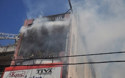 Cửa hàng mỹ phẩm cháy dữ dội, dân giúp công an khiêng ô tô thoát cháy