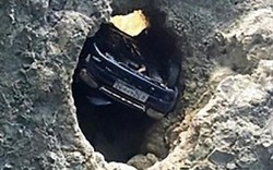 Ô tô cắm đầu xuống hố sâu 30m, tài xế tìm thấy "cửa sống" thần kỳ