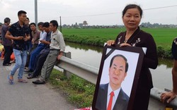 Người dân ôm di ảnh đón Chủ tịch nước Trần Đại Quang về đất mẹ
