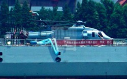 Cận cảnh trực thăng TQ “nhái” Black Hawk của Mỹ đậu trên tàu chiến