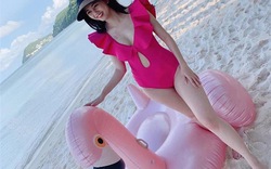 Á hậu Thanh Tú khoe dáng thon với monokini sau 1 tháng sinh con