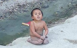 Sau tất cả, bé Pàng liệt 2 chân không manh áo giữa trời đông đã có thể tự đứng lên