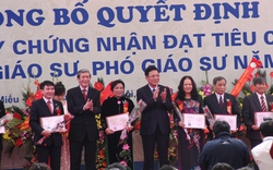 Trao chứng nhận cho 571 GS, PGS