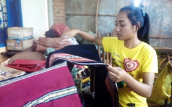 “Ngắc ngoải” dệt thổ cẩm