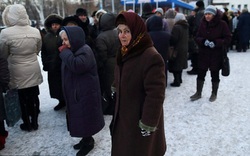 Chùm ảnh: Dân Donetsk xếp hàng dài chờ nhận viện trợ trong tuyết lạnh