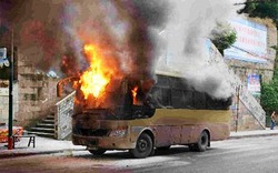 Video: Đầu bếp ném bình gas cháy ra phố, thiêu rụi xe bus