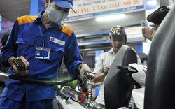 Dầu về mốc 40 USD/thùng: Giá xăng dầu trong nước vẫn khó giảm?