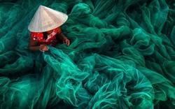 Ảnh cô gái đan lưới ở làng chài Việt đạt giải thưởng quốc tế