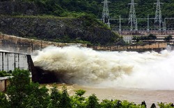 Hồ Hòa Bình đóng 5 cửa xả, thủy điện Sơn La phát điện trở lại