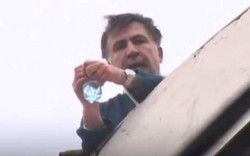 Cựu Tổng thống Gruzia leo lên mái nhà và doạ nhảy khi bị truy bắt