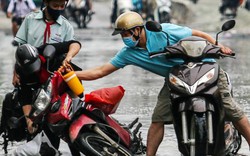 Người TP.HCM giúp nhau trong ngày triều cường dâng cao