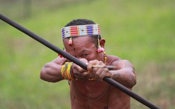 Bộ lạc nguyên thủy Indonesia hằng ngày đi săn bằng giáo, cung tên