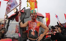 Trời rét như cắt, CĐV vẫn cởi trần, sơn kín người cổ vũ những chiến binh áo đỏ