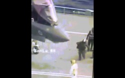 Anh: Tiêm kích F-35 hạ cánh lịch sử, phi công ngã đập mặt xuống đất