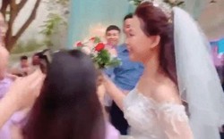 Cô giáo nghẹn ngào nhận món quà gây sốt từ học sinh trong ngày cưới