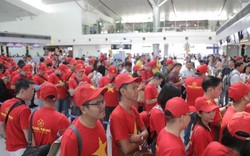CĐV nhuộm đỏ sân bay, đến “chảo lửa” Rizal cổ vũ U22 Việt Nam đấu U22 Indonesia