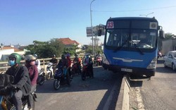 Xe buýt “trèo” dải phân cách trên cầu, hành khách khóc gào