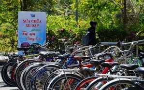 Người Sài Gòn gom hàng trăm xe đạp cũ, đội nắng sửa chữa kịp tặng học sinh nghèo